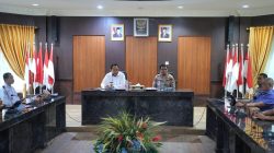 Pertemuan Gubernur Gorontalo, Gusnar Ismail bersama Kepala Perwakilan Perhimpunan Pedagang dan Produsen Jagung Indonesia (Pejagindo) Provinsi Gorontalo, Wakapolda Gorontalo dan para Kepala Cabang Perusahaan Jagung se Provinsi Gorontalo, Rabu (25/6). Foto. Istimewa.