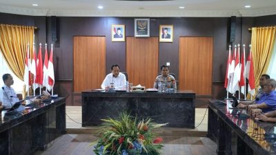 Pertemuan Gubernur Gorontalo, Gusnar Ismail bersama Kepala Perwakilan Perhimpunan Pedagang dan Produsen Jagung Indonesia (Pejagindo) Provinsi Gorontalo, Wakapolda Gorontalo dan para Kepala Cabang Perusahaan Jagung se Provinsi Gorontalo, Rabu (25/6). Foto. Istimewa.