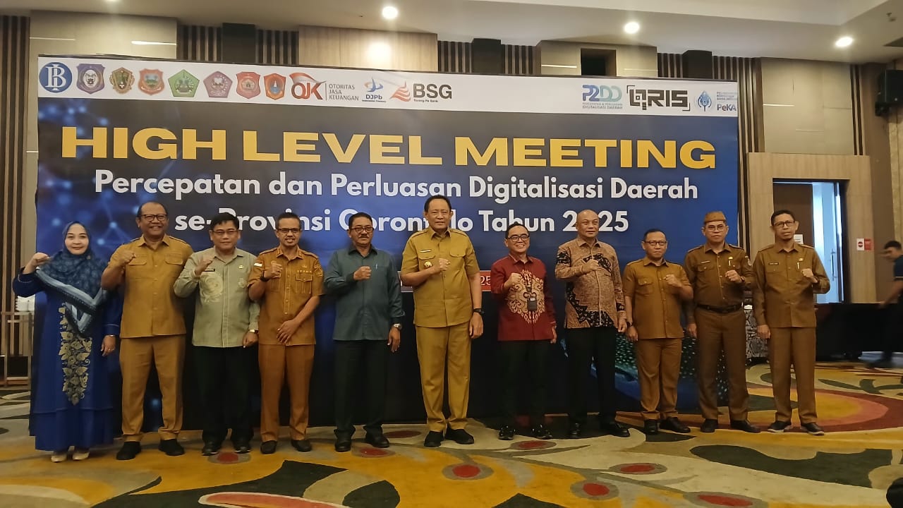 Gubernur Gorontalo Gusnar Ismail bersama Kepala Daerah atau yang mewakili se Kabupaten Kota, pada kegiatan High Level Meeting (HLM) Tim Percepatan dan Perluasan Digitalisasi Daerah (TP2DD) Provinsi Gorontalo yang berlangsung di Hotel Aston, Kota Gorontalo, Selasa (24/6/2025). Foto (Humas Kominfotik)