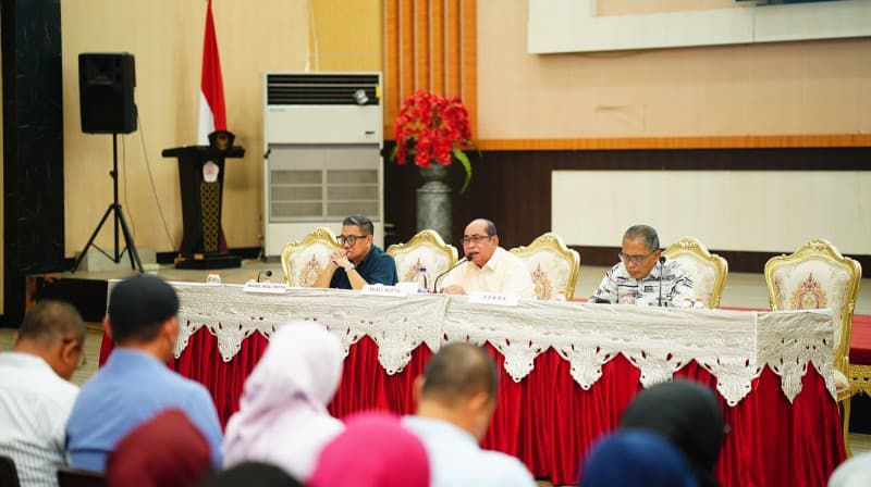Wali Kota Gorontalo, Adhan Dambea memimpin rapat evaluasi kinerja dan penguatan Pendapatan Asli Daerah (PAD) pada Senin (23/6/2025). (Foto: Humas Pemkot Gorontalo)
