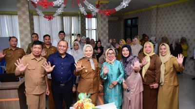 Wakil Gubernur Gorontalo Idah Syahidah Rusli Habibie bersama Kepala Dinas PPPA dr. Yana Yanti Suleman dan jajaran beserta tim SKALA foto bersama usai pembukaan FGD percepatan Rancangan Peraturan Daerah (Ranperda) Pengarusutamaan Gender (PUG) di Kantor Dinas PPPA Provinsi Gorontalo, Selasa (1/6/2025). Sumber Foto – Humas Diskominfotik.