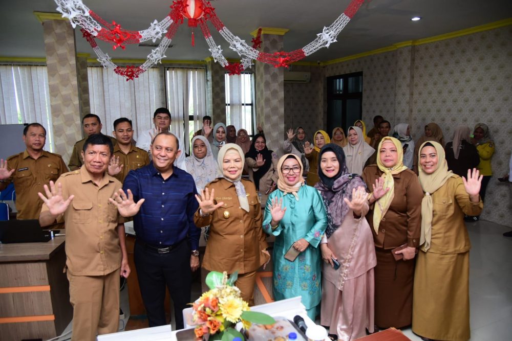 Wakil Gubernur Gorontalo Idah Syahidah Rusli Habibie bersama Kepala Dinas PPPA dr. Yana Yanti Suleman dan jajaran beserta tim SKALA foto bersama usai pembukaan FGD percepatan Rancangan Peraturan Daerah (Ranperda) Pengarusutamaan Gender (PUG) di Kantor Dinas PPPA Provinsi Gorontalo, Selasa (1/6/2025). Sumber Foto – Humas Diskominfotik.