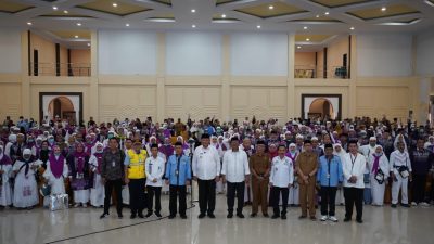 Gubernur Gorontalo Gusnar Ismail saat Foto Bersama di acara kepulangan Jemaah Haji Kloter 28 asal Kota Gorontalo kepada Pemerintah Kota Gorontalo yang tiba Selasa, (2/7/2025), di Asrama Haji. Foto : Humas Kominfotik