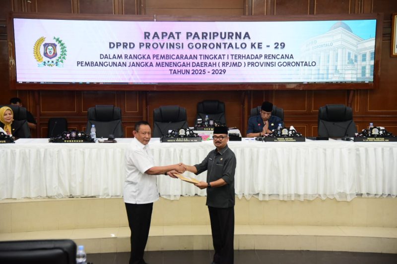 Gubernur Gorontalo Gusnar Ismail saat menyerahkan Dokumen RPJMD Provinsi Gorontalo kepada Ketua DPRD Provinsi Thomas Mopilih, pada rapat paripurna ke 29 di Kantor DPRD, Selasa, (8/7/2025). Foto – Humas Diskominfotik APBD Gorontalo 2024