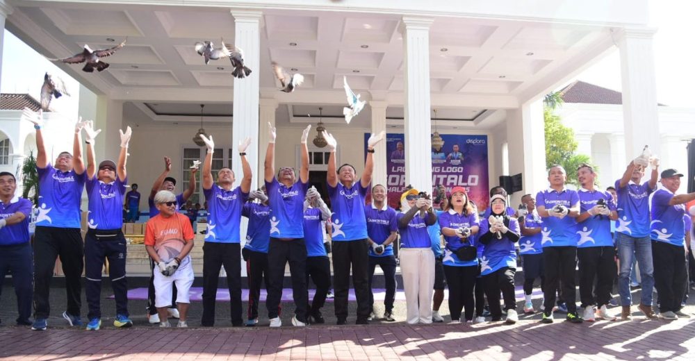 Gubernur Gorontalo Gusnar Ismail, Wakil Gubernur Idah Syahidah Rusli Habibie, Sekdaprov Sofian Ibrahim, jajaran Forkopimda atau yang mewakili serta instansi vertikal, saat melepas 25 ekor burung Merpati sebagai tanda dimulainya rangkaian kegiatan Gorontalo Half Marathon 2025. (Foto Humas Diskominfotik). Sport Tourism Gorontalo