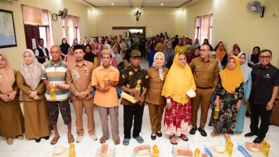 Wakil Gubernur Gorontalo Idah Syahidah Rusli Habibie saat foto bersama disela sela penyerahan bantuan BLP3G di Kecamatan Mananggu, Kabupaten Boalemo, Selasa, (1/7/2025). Foto – Humas Diskominfotik