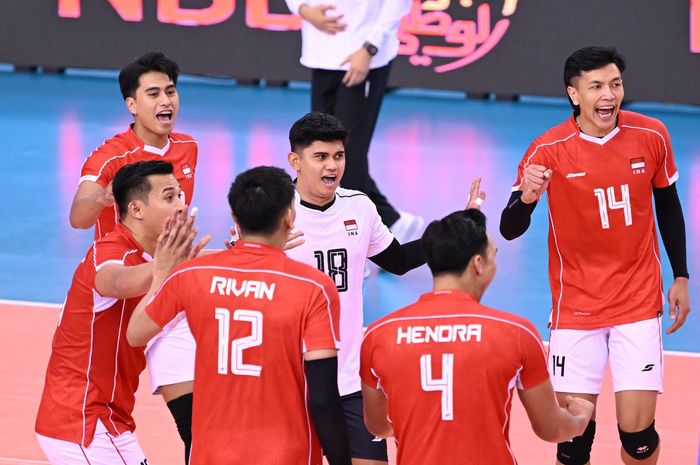 Para pemain timnas voli putra Indonesia melakukan selebrasi saat menghadapi Thailand pada AVC Nations Cup 2025, Rabu, 18 Juni 2025 di Isa Bin Rashed Hall, Bahrain.