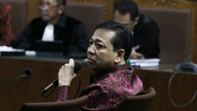 Terdakwa kasus korupsi KTP Elektronik Setya Novanto (tengah) menjadi saksi dalam sidang kasus merintangi penyidikan korupsi KTP elektronik dengan terdakwa Bimanesh Sutarjo dengan agenda pemeriksaan saksi di Pengadilan Tipikor, Jakarta, Jumat (27/4). Jaksa penuntut umum pada Komisi Pemberantasan Korupsi (KPK) menghadirkan mantan Ketua DPR Setya Novanto (Setnov) yang telah divonis 15 tahun penjara atas kasus yang sama. (ANTARA FOTO/)