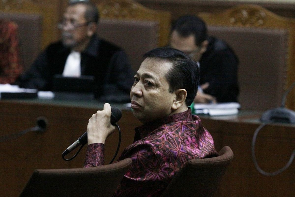 Terdakwa kasus korupsi KTP Elektronik Setya Novanto (tengah) menjadi saksi dalam sidang kasus merintangi penyidikan korupsi KTP elektronik dengan terdakwa Bimanesh Sutarjo dengan agenda pemeriksaan saksi di Pengadilan Tipikor, Jakarta, Jumat (27/4). Jaksa penuntut umum pada Komisi Pemberantasan Korupsi (KPK) menghadirkan mantan Ketua DPR Setya Novanto (Setnov) yang telah divonis 15 tahun penjara atas kasus yang sama. (ANTARA FOTO/)