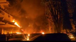 Kericuhan terjadi di depan Kantor DPRD Kota Makassar, Jalan AP Pettarani, Kota Makassar Sulawesi Selatan, pada Jumat (29/8/2025) malam, semakin meluas. Imbasnya gedung para anggota tersebut terbakar. (Foto: Istimewa).