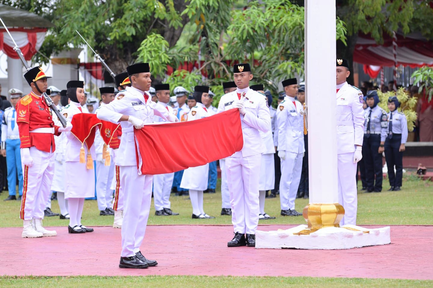 upacara penurunan bendera di Halaman Rujab Gubernur, Minggu (17/8/2025). (Foto : HUMAS DISKOMINFOTIK)