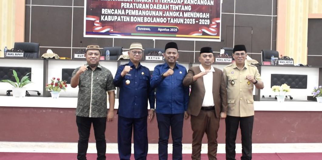 Bupati Ismet Mile, Ketua DPRD Faisal Yunus, Wakil Ketua I Azan Piola, Wakil Ketua II Zainuddi Pedro Bau, dan Sekda Iwan Mustapa saat berpose bersama usai Rapat Paripurna DPRD Bone Bolango dalam rangka Pembicaraan Tingkat II Ranperda RPJMD Kabupaten Bone Bolango tahun 2025-2029, di ruang sidang DPRD setempat, Kamis (14/8/2025).
