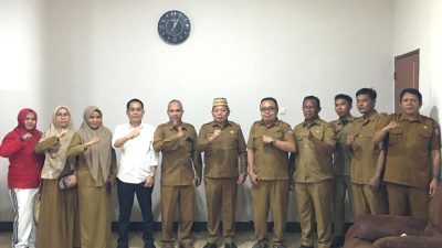 Wakil Bupati Risman Tolingguhu saat menerima audiensi Kepala SMA Negeri 1 Kabila, Yusman Yusuf Ekie dan panitia pelaksana Milad SMA Negeri 1 Kabila, di Ruang Kerja Wakil Bupati, Selasa (19/8/2025). (Humas BonBol)