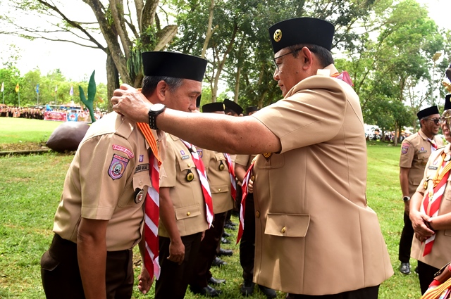 Gubernur Gusnar Ismail mengalungkan Lencana Melati kepada seorang pengurus Gerakan Pramuka Gorontalo pada upacara pembukaan Kemah Bakti Gema Restorasi di Bumi Perkemahan Bongohulawa, Kecamatan Limboto, Kabupaten Gorontalo, Kamis (21/8/2025).