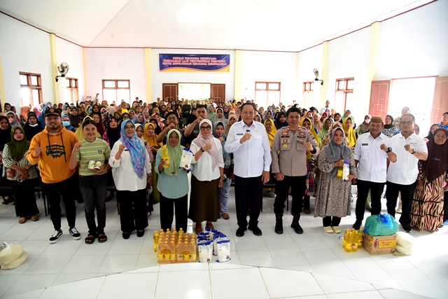 Foto bersama pelaku UMKM penerima bantuan usaha dengan Gubernur Gusnar Ismail di aula Kantor Desa Kramat, Kecamatan Tapa, Kabupaten Bone Bolango, Rabu (27/8/2025).