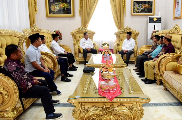 Gubernur Gusnar Ismail menerima kunjungan silaturahmi Ketua MUI Provinsi Gorontalo, Zulkarnain Suleman, bersama jajaran pengurus di rumah jabatan gubernur, Rabu (13/8/2025). (Foto : Humas Kominfo)