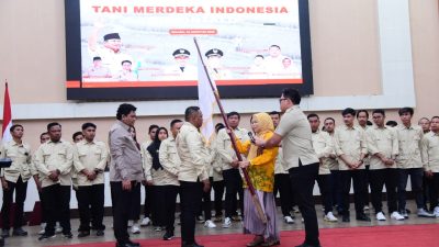 Wakil Gubernur Gorontalo Idah Syahidah Rusli Habibie, saat menyerahkan bendera kepemimpinan Pengurus Wilayah Tani Merdeka Indonesia (TMI) Provinsi Gorontalo periode 2025–2030 Kepada Ketua Dewan Pengurus Wilayah Provinsi Gorontalo Safitriandi yang baru saja dilantik oleh Ketua Umum TMI Pusat Don Muzakir. (Foto – Humas Koinfo).