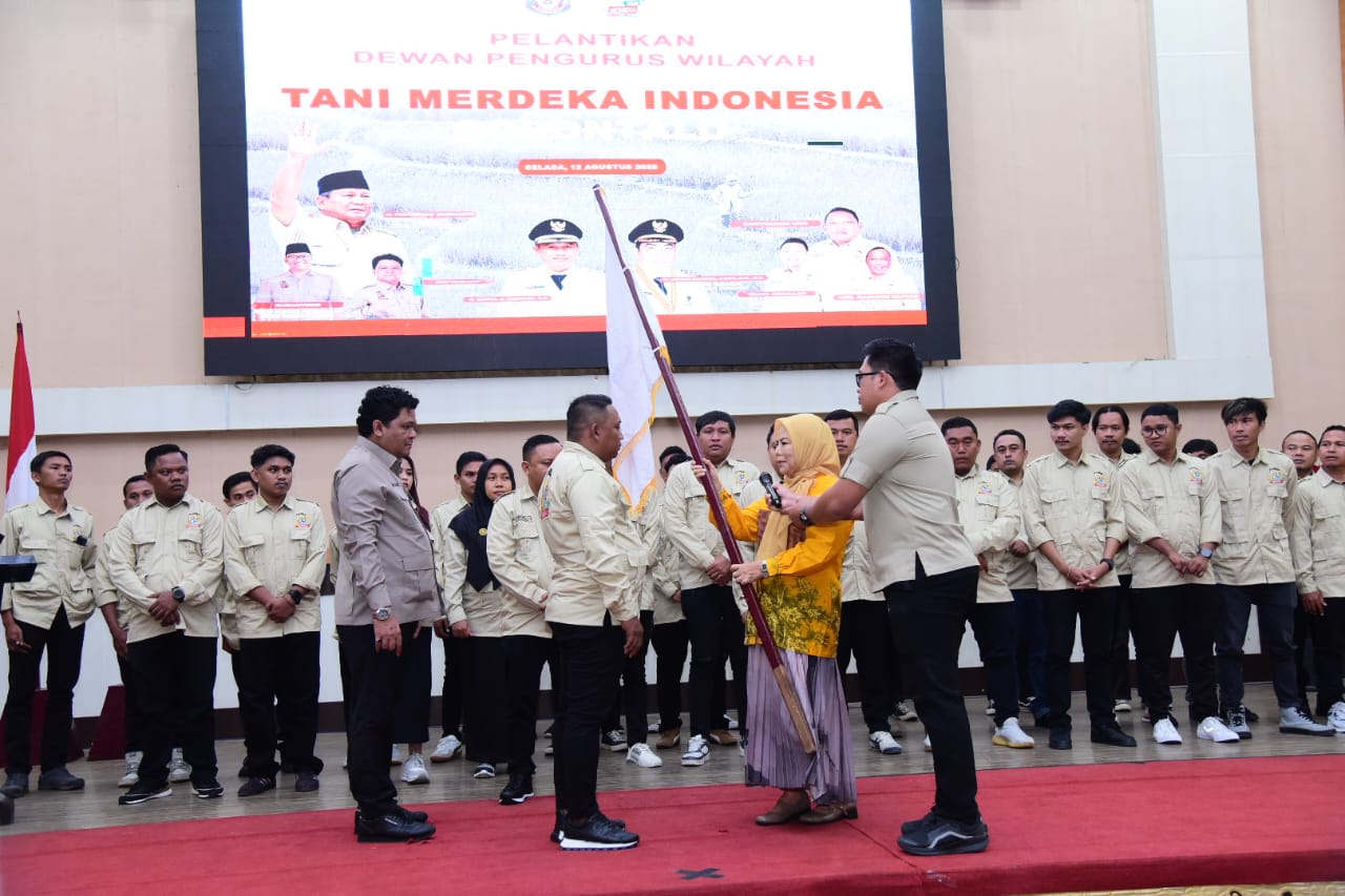 Wakil Gubernur Gorontalo Idah Syahidah Rusli Habibie, saat menyerahkan bendera kepemimpinan Pengurus Wilayah Tani Merdeka Indonesia (TMI) Provinsi Gorontalo periode 2025–2030 Kepada Ketua Dewan Pengurus Wilayah Provinsi Gorontalo Safitriandi yang baru saja dilantik oleh Ketua Umum TMI Pusat Don Muzakir. (Foto – Humas Koinfo).
