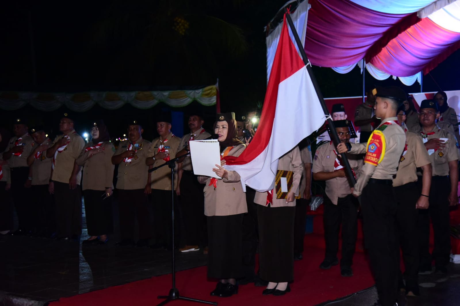 Wakil Gubernur Gorontalo Idah Syahidah Rusli Habibie saat memimpin upacara janji suci Gerakan Pramuka Provinsi Gorontalo yang dirangkaikan dengan HUT Pramuka ke 64 di Pelataran Taman Menara Limboto, Kabupaten Gorontalo, Rabu (13/8/2025). (Foto – Humas Nova Diskominfotik).