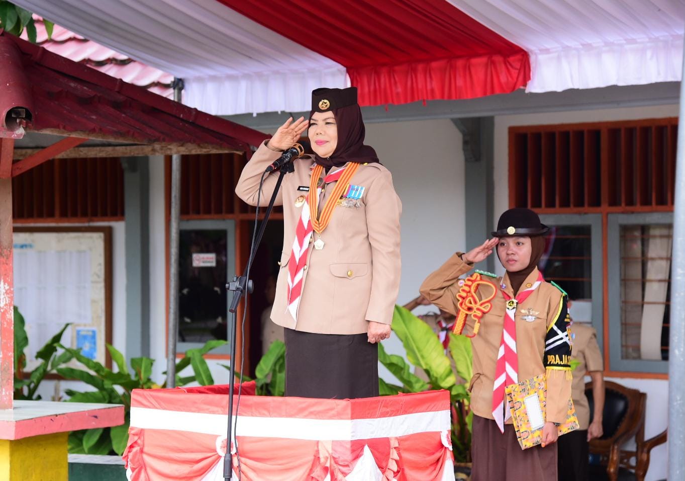 Wakil Gubernur Gorontalo Idah Syahidah Rusli Habibie saat menjadi Pembina Upacara Hari Pramuka, Dewan Ambalan Syuaib Hemu – Nyi Ajeng Serang Gudep 08/001/002 Pangkalan SMA Negeri 1 Tibawa. (Foto – Humas Diskominfotik).