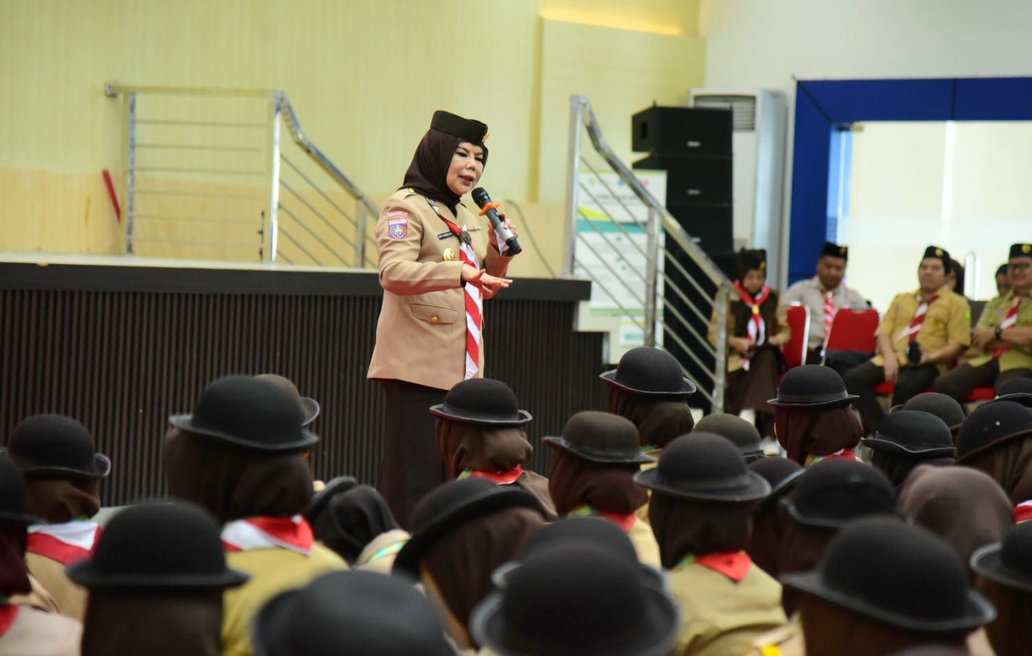 Wagub Idah membagikan kisah perjalanan panjangnya di dunia Pramuka, bagi mahasiswa Poltekkes Kemenkes Gorontalo, di Auditorium Kampus Poltekkes, Jumat (15/8/2025). Foto – Humas Diskominfotik