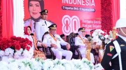 Gubernur Gusnar Ismail didampingi Ketua TP-PKK Provinsi Gorontalo Nani Ismail Mokodongan, bersama Wakil Gubernur Idah Syahidah Rusli Habibie pada pelaksanaan upacara peringatan Hari Ulang Tahun (HUT) ke-80 Republik Indonesia tingkat Provinsi Gorontalo, Minggu (17/8/2025). (Foto – Humas Diskominfotik).