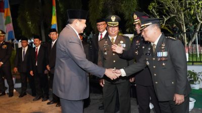 Gubernur Gusnar Ismail menghadiri apel kehormatan dan renungan suci di TMP Pentadio, Kabupaten Gorontalo, Minggu (17/8/2025). (Foto : Korem 133/NWB)