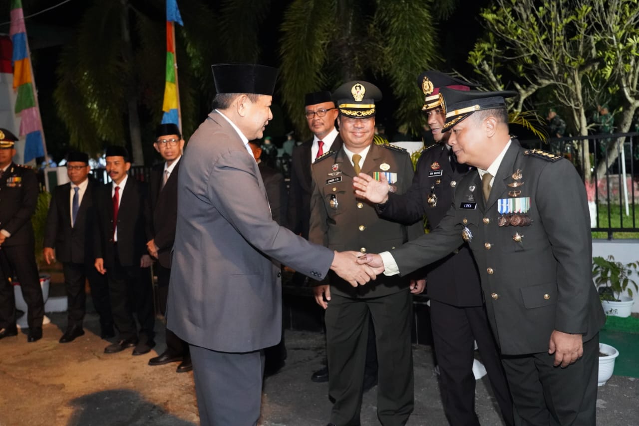 Gubernur Gusnar Ismail menghadiri apel kehormatan dan renungan suci di TMP Pentadio, Kabupaten Gorontalo, Minggu (17/8/2025). (Foto : Korem 133/NWB)