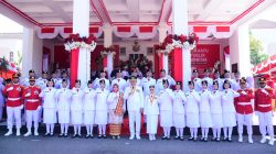 Gubernur Gorontalo Gusnar Ismail dan Ketua Tim Penggerak PKK serta Wakil Gubernur Gorontalo Idah Syahidah Rusli Habibie bersama Pasukan Pengibar Bendera Pusaka (Paskibraka) Gorontalo yang bertugas pada penaikan bendera HUT ke-80 RI di halaman rumah jabatan gubernur, Minggu (17/8/2025). Foto – Humas Diskominfotik