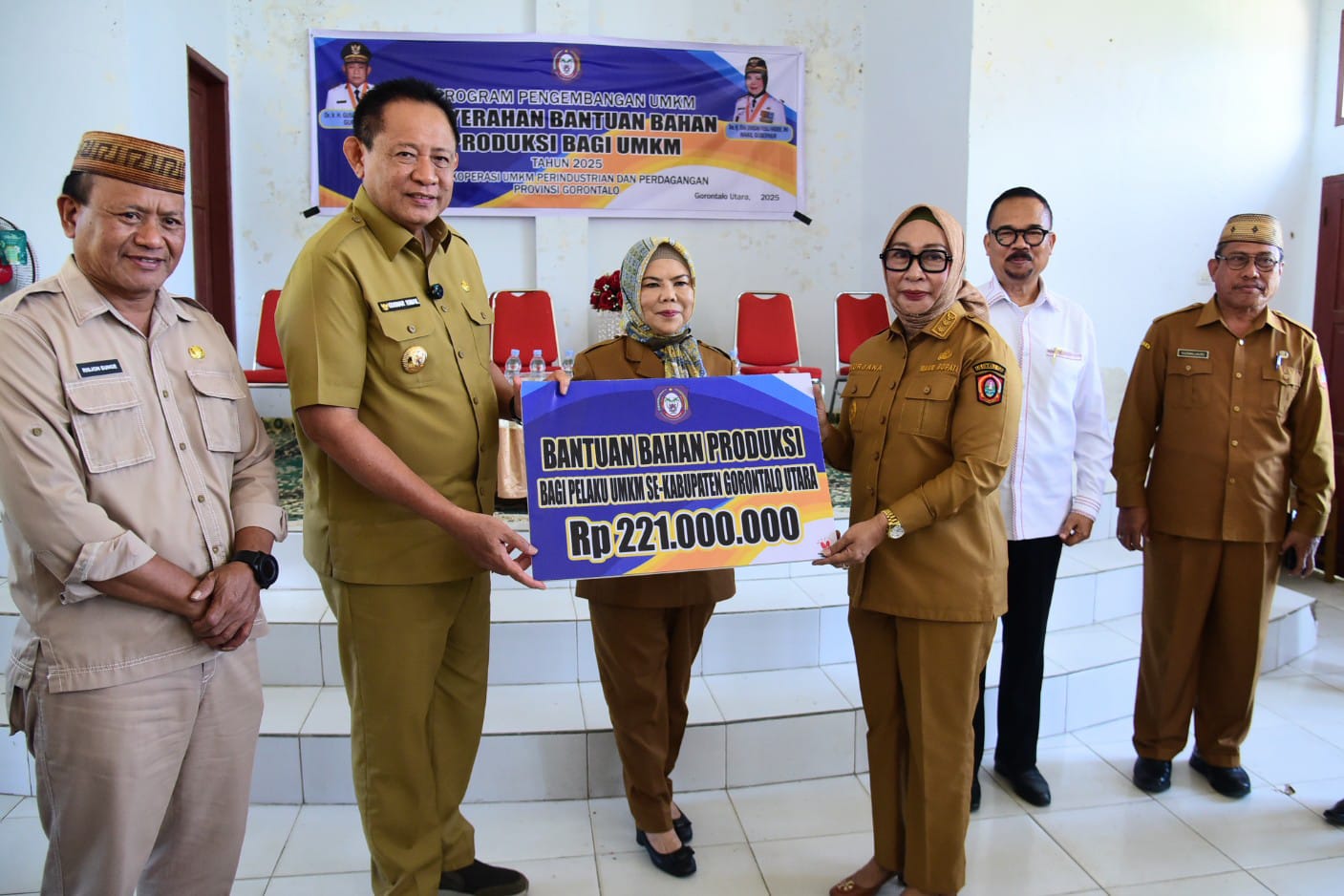 Gubernur Gusnar Ismail dan Wakil Gubernur Idah Syahidah Rusli Habibie saat menyerahkan secara simbolis total bantuan kepada pelaku UMKM di Gorontalo Utara kepada Wakil Bupati Gorontalo Utara Nurjanah Yusuf, Selasa, (19/8/2025). Penyerahan bantuan berlangsung di Kantor Camat Kwandang. (Foto – Humas Diskominfotik).