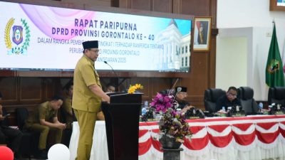 Gubernur Gusnar Ismail menyampaikan penjelasan terhadap Perubahan APBD tahun anggaran 2025 pada Rapat Paripurna DPRD Provinsi Gorontalo, Selasa (19/8/2025). (Foto : Humas)
