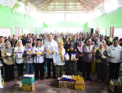 Bantuan UMKM Gorontalo disalurkan Gusnar dan Idah di Bone Bolango