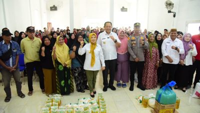Gubernur Gorontalo Gusnar Ismail dan Wakil Gubernur Idah Syahidah Rusli Habibie bersama masyarakat Kota Tengah penerima bantuan UMKM di Kota Gorontalo, Rabu, (20/8/2025). Foto – Humas Diskominfotik.
