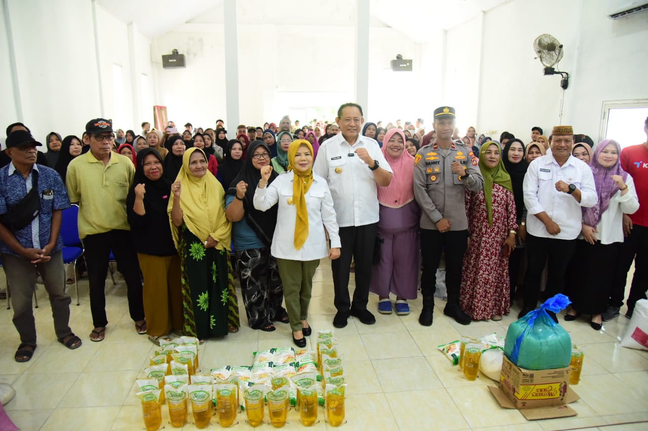Gubernur Gorontalo Gusnar Ismail dan Wakil Gubernur Idah Syahidah Rusli Habibie bersama masyarakat Kota Tengah penerima bantuan UMKM di Kota Gorontalo, Rabu, (20/8/2025). Foto – Humas Diskominfotik.