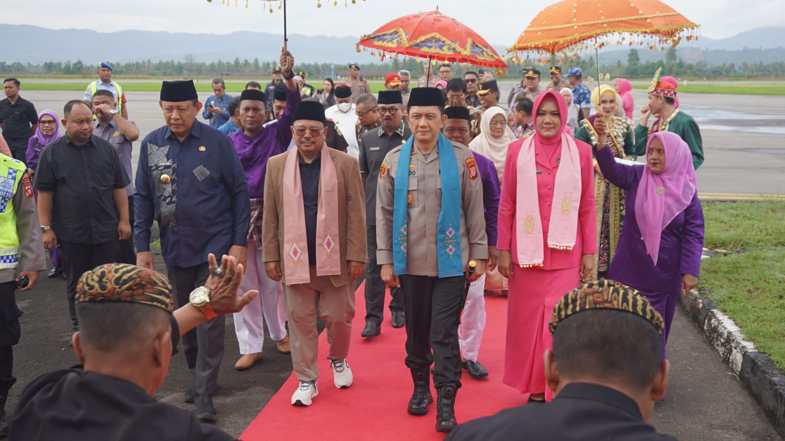 Pejemputan adat Mopotilolo kepada Kapolda Gorontalo yang baru Irjen Pol Widodo bersama istri Ny. Septiana Widodo dan Ketua Komisi Yudisial RI Amzulian Rifai, Kamis, (21/8/2025).