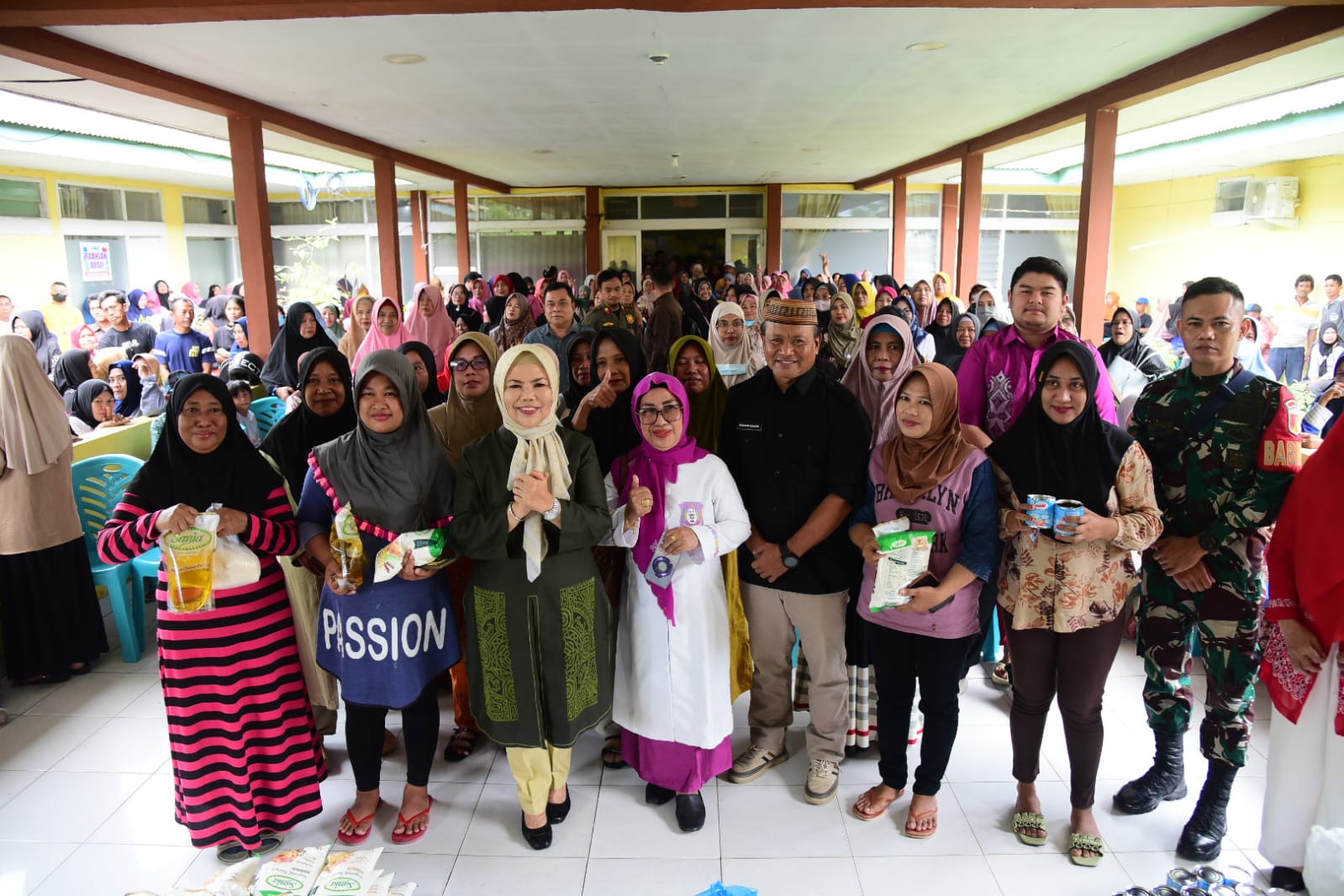 Wagub Gorontalo Idah Syahidah Rusli Habibie bersama Kepala Dinas Kumperindag Risjon Sunge dan penerima bantuan UMKM di Kecamatan Kota Utara, Kota Gorontalo, Kamis, (28/8/2025). Foto Diskominfotik.