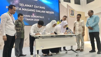 Penandatanganan kesepakatan peserta dan perusahaan yang disaksikan Sekretaris Daerah Sofian Ibrahim dan Kepala Dinas Tenaga Kerja, ESDM, dan Transmigrasi Provinsi Gorontalo Wardoyo pada pembukaan pelaksanaan Program Pemagangan Dalam Negeri Tahun 2025, di Aula Dulohupa Kantor Bahasa, Kamis (7/8/2025). (Foto : Humas Kominfo)