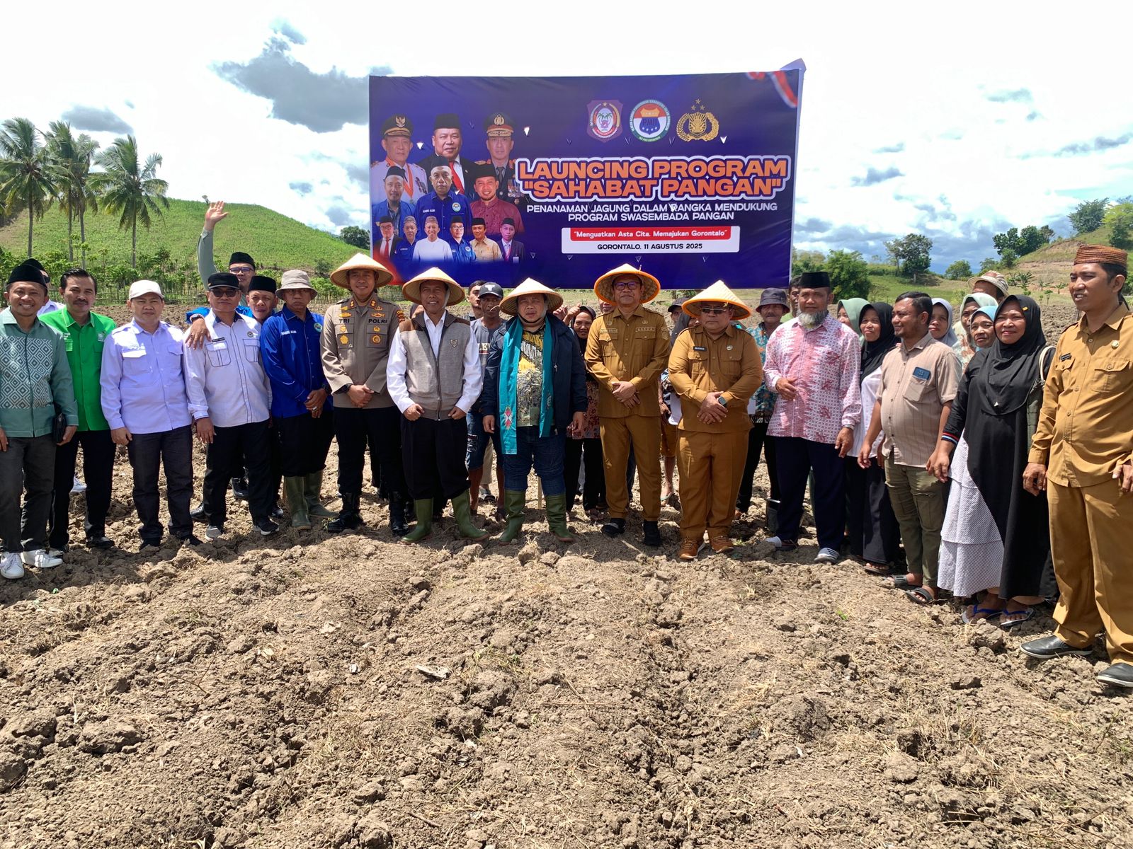 Launching program Sahabat Pangan ditandai dengan penanaman jagung oleh Anggota Pimpinan VI BPK RI Fattah Suki didampingi Sekdaprov Gorontalo Sofian Ibrahim, serta dihadiri sejumlah pejabat daerah di Kelurahan Tilihuwa, Kabupaten Gorontalo, Senin (11/8/2025). (Foto : Humas Kominfotik)
