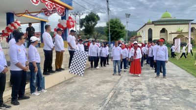 Sekretaris Daerah Provinsi Gorontalo Sofian Ibrahim saat jalan sehat peringatan HUT ke-80 Republik Indonesia oleh Balai Wilayah Sungai (BWS) Sulawesi II Gorontalo yang diisi dengan kegiatan irigasi bersih, di Lapangan IPPOT Tapa, Selasa (12/8/2025). (Foto : Humas Kominfo)
