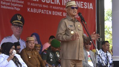 Bupati Ismet Mile didampingi Wabup Risman Tolingguhu, Forkopimda, Ketua TP. PKK Ruwaida Mile, dan Sekda Iwan Mustapa, serta Ketua PGRI Bone Bolango, Andreas Akaseh resmi membuka kegiatan Porsenijar Kabupaten Bone Bolango, di Alun-Alun Bone Bolango, Selasa (19/8/2025). Humas Bone Bolango