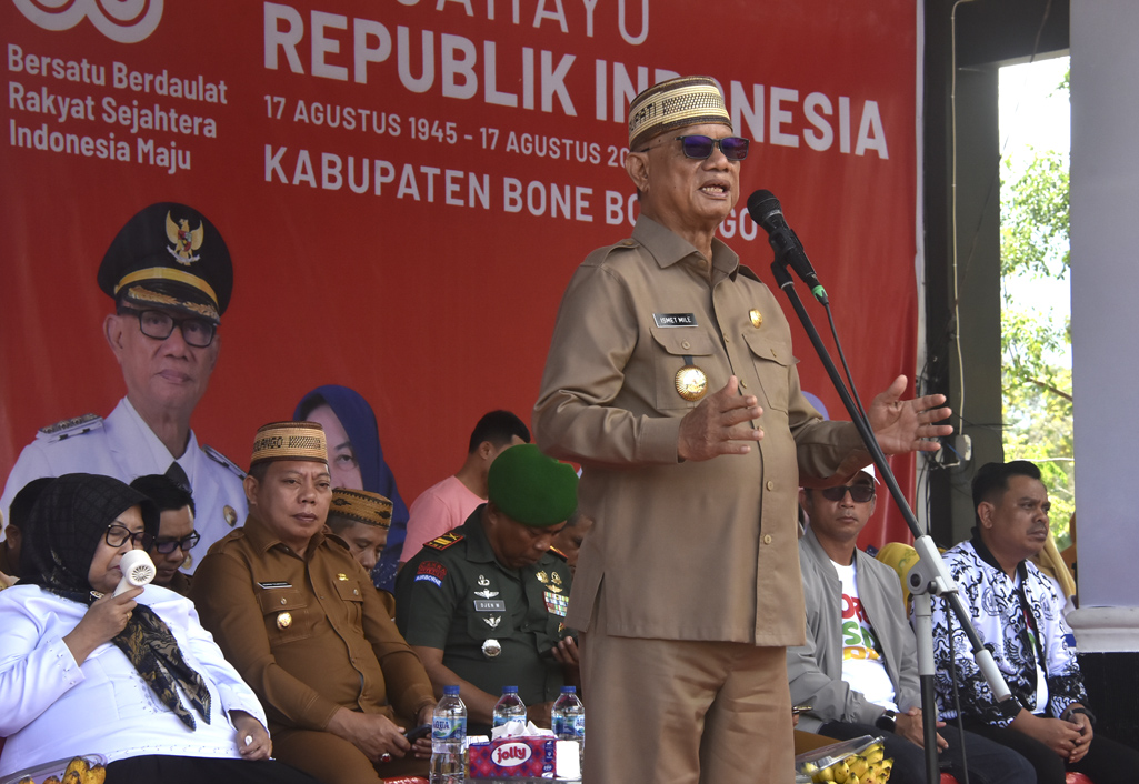 Bupati Ismet Mile didampingi Wabup Risman Tolingguhu, Forkopimda, Ketua TP. PKK Ruwaida Mile, dan Sekda Iwan Mustapa, serta Ketua PGRI Bone Bolango, Andreas Akaseh resmi membuka kegiatan Porsenijar Kabupaten Bone Bolango, di Alun-Alun Bone Bolango, Selasa (19/8/2025). Humas Bone Bolango