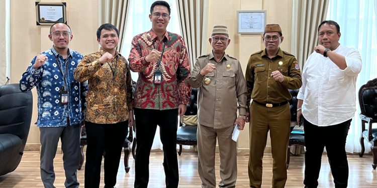 Deputi Kepala Perwakilan BI Gorontalo, M. Andi Destrian saat melakukan audiensi dengan Bupati Bone Bolango, Ismet Mile, di ruang kerja Bupati, Senin (11/8/2025).(Humas Pemkab Bone Bolango)