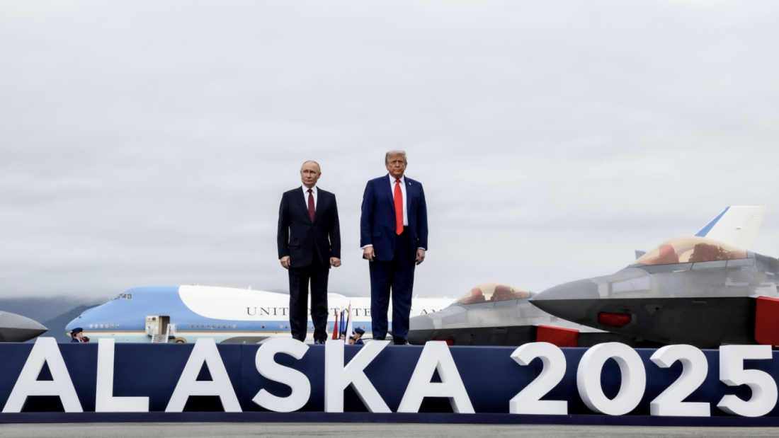 Vladimir Putin bertemu Donald Trump.