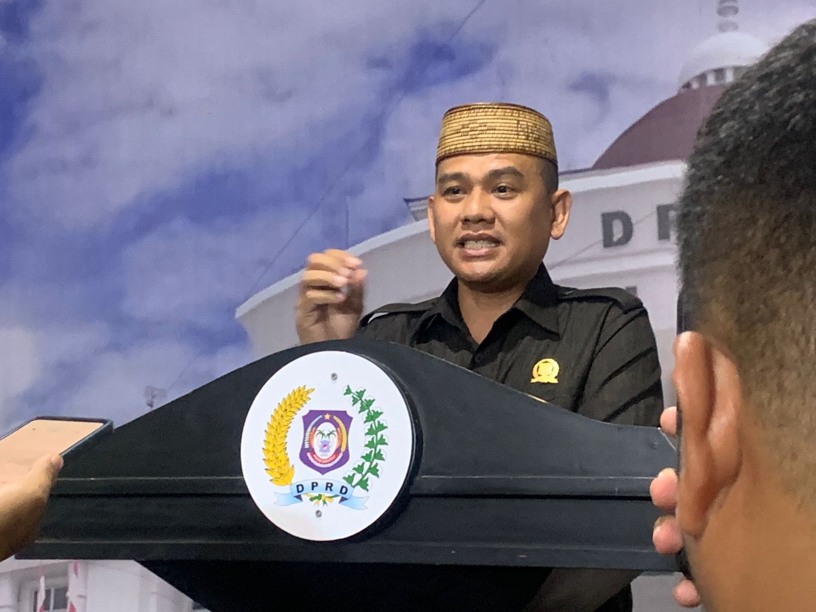 Aleg DPRD Provinsi Gorontalo, Mustafa Yasin saat konferensi pers di Gedung Dulohupa DPRD Provinsi Gorontalo, Senin (4/8/25) Dokumen : (Alkaf/Gebraknews)