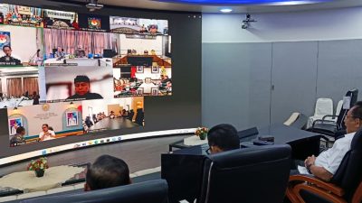 Gubernur Gusnar Ismail mengikuti zoom meeting yang dipimpin oleh Menteri Dalam Negeri Muhammad Tito Karnavian di ruangan Command Center Gubernuran Gorontalo, Kamis (14/8/2025). (Foto : Humas Kominfo)