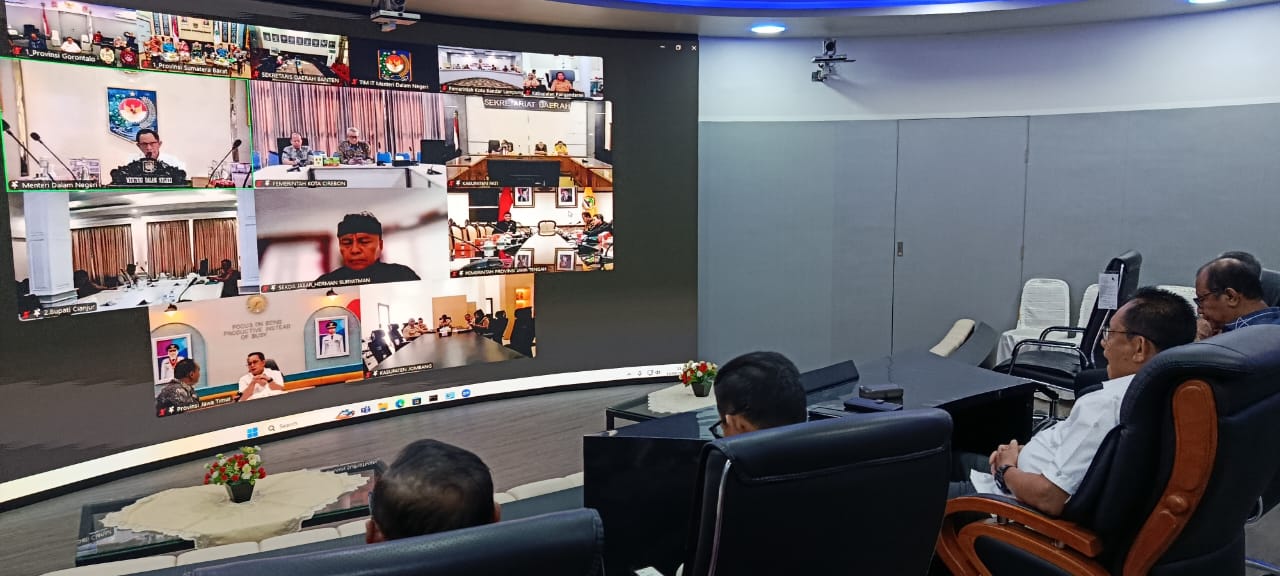 Gubernur Gusnar Ismail mengikuti zoom meeting yang dipimpin oleh Menteri Dalam Negeri Muhammad Tito Karnavian di ruangan Command Center Gubernuran Gorontalo, Kamis (14/8/2025). (Foto : Humas Kominfo)
