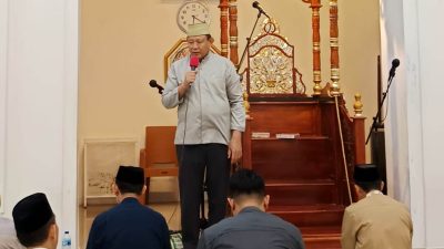 Gubernur Gusnar Ismail memberikan sambutan pada kunjungan silaturahmi di Masjid Ar-Rahmah, Kecamatan Hulonthalangi, Kota Gorontalo, Senin (18/8/2025). (Foto : Timko Gubernur)
