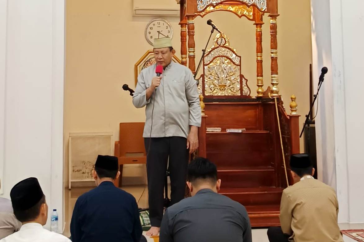 Gubernur Gusnar Ismail memberikan sambutan pada kunjungan silaturahmi di Masjid Ar-Rahmah, Kecamatan Hulonthalangi, Kota Gorontalo, Senin (18/8/2025). (Foto : Timko Gubernur)