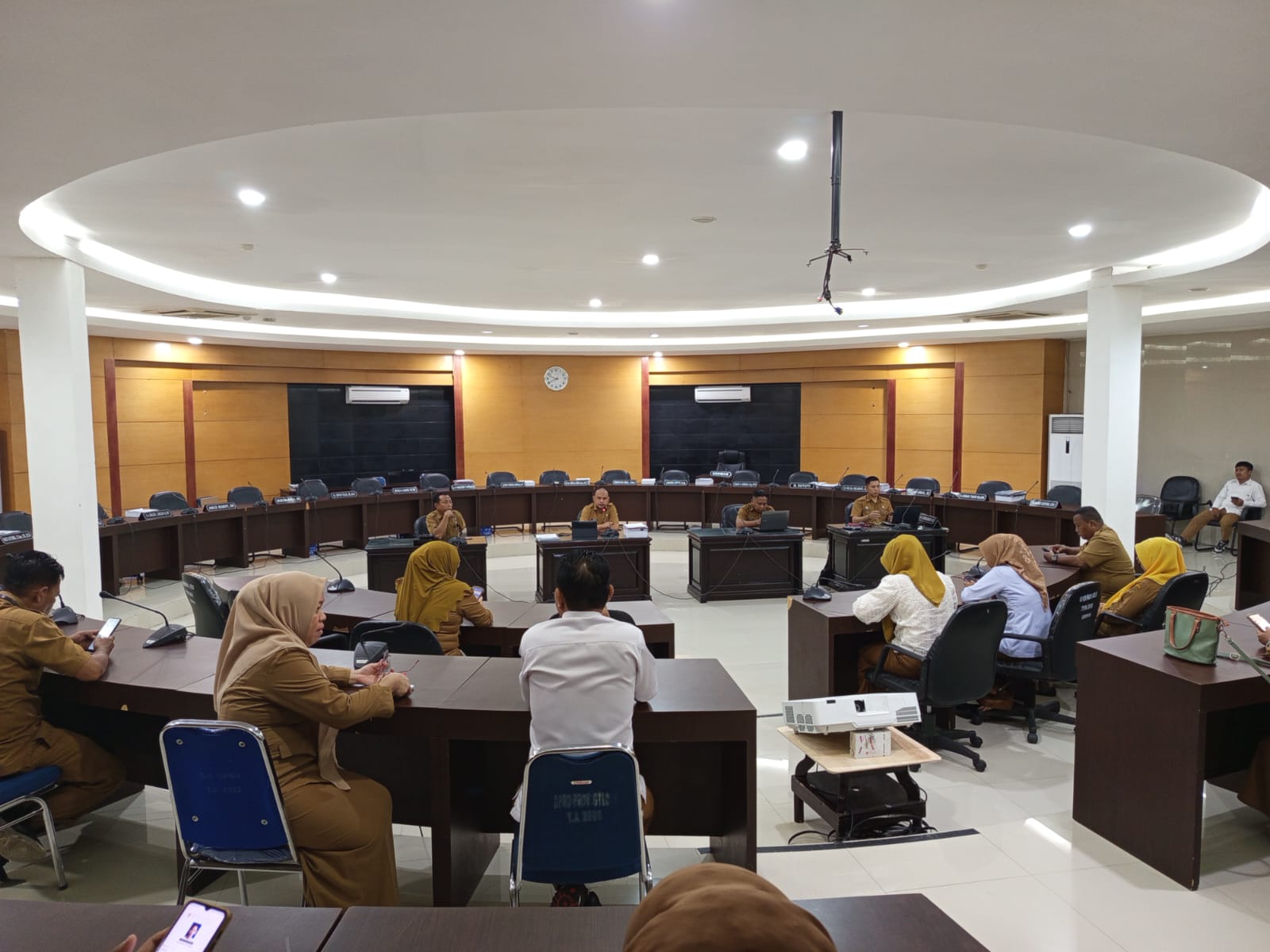 Aparatur Sipil Negara (ASN), Tenaga Non ASN, Outsourcing, serta Cleaning Service lingkup Sekretariat DPRD Provinsi Gorontalo mengikuti kegiatan registrasi Identitas Kependudukan Digital (IKD) yang dipusatkan di Ruang Dulohupa, Senin (25/8/25). Humas Deprov