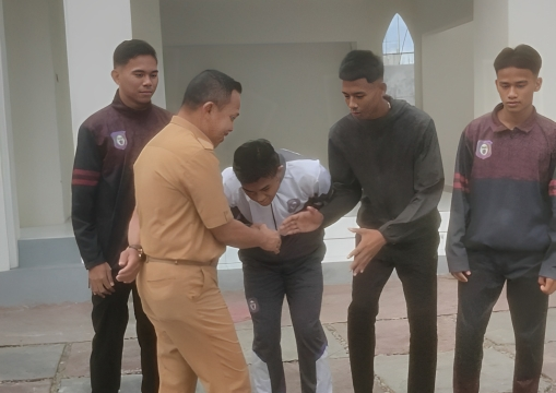 Kepala Dinas Pemuda dan Olahraga (Dispora), Danial Ibrahim, secara resmi melepas atlet binaan Sentra Pembinaan Olahraga Berbakat Daerah (SPOBDA) untuk berlaga di Kejurnas Atletik. Selasa (26/8/25)